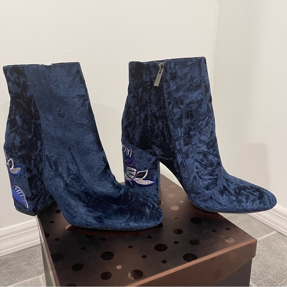 👢Jessica Simpson Blue Velvet, ankle boot, zipper closure Size 10M
